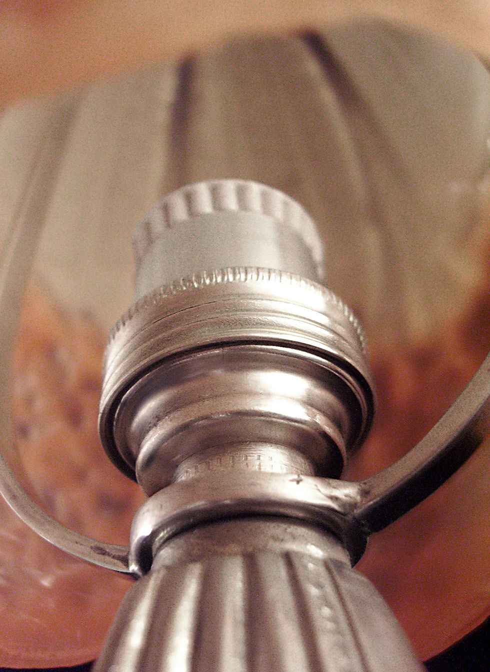 Miniature : Lampe art déco en bronze nickelé par Hettier et Vincent équipée d'une tulipe bicolore aux hortensias double signature H.V. et Muller Frères Lunéville 1930