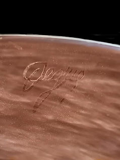 Signature Degué apposée sur une pâte de verre des Cristalleries de Compiègne