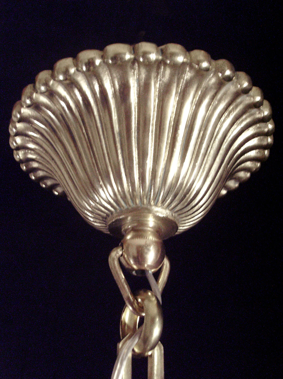 Miniature : Gros plan sur le cache-bélière cannelé en bronze du lustre Art Déco Hettier et Vincent, suspendue par une chaîne d’origine.
