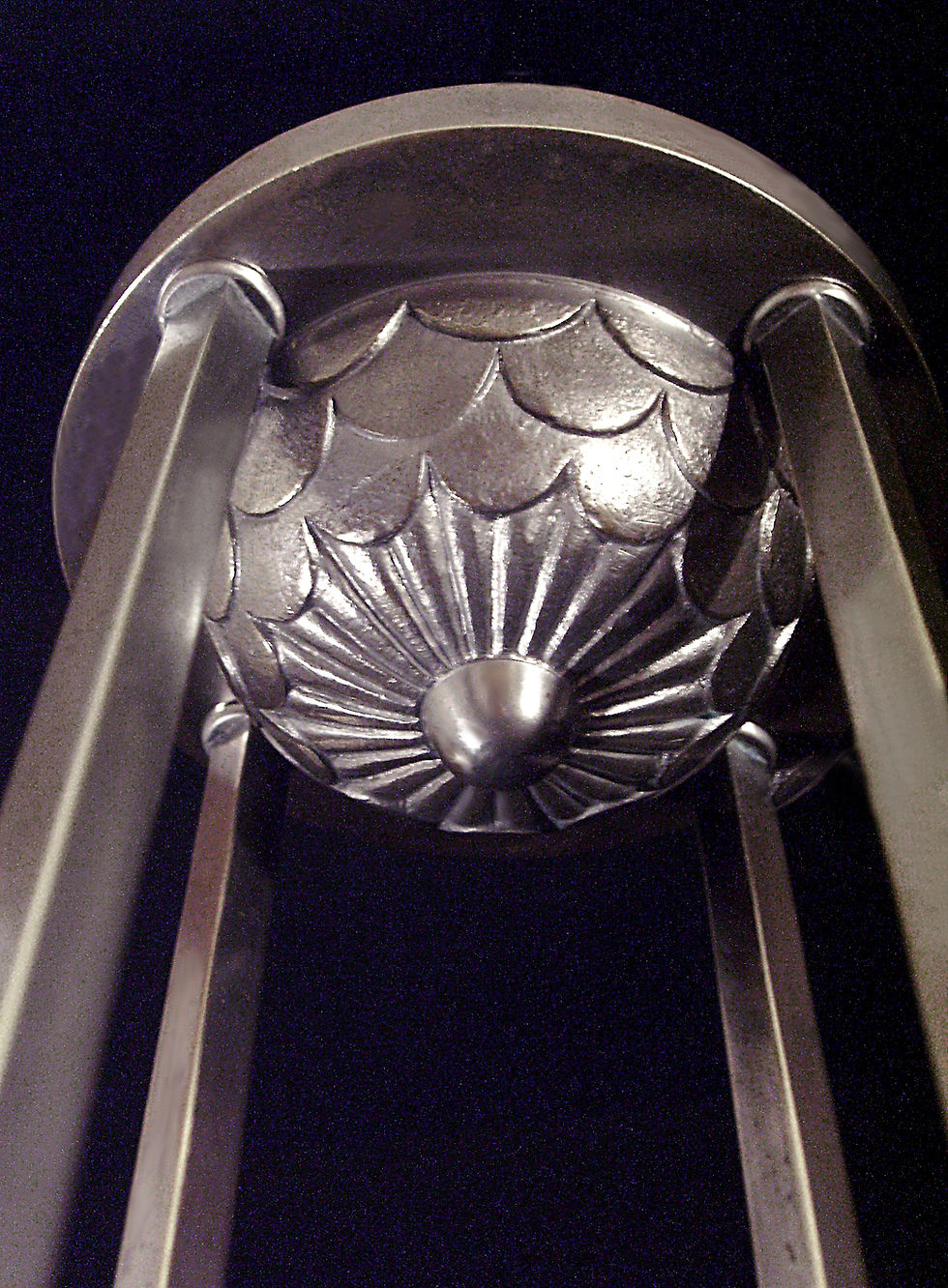 Miniature : Décor en bronze nickelé avec motif en éventail et écailles stylisées.