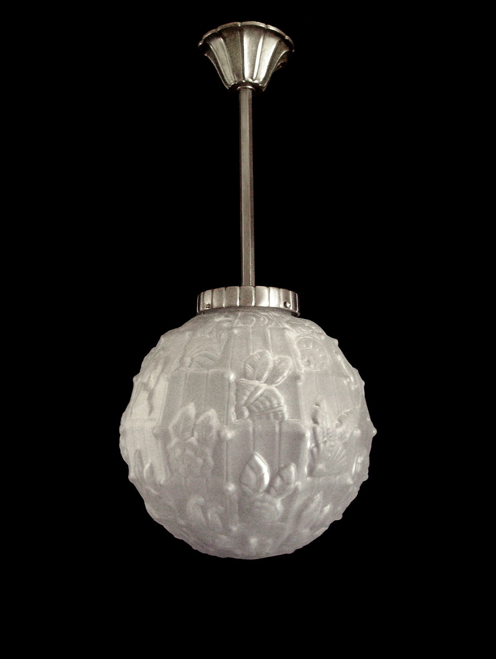 Suspension art déco en bronze nickelé par Cherrier et Besnus équipée d'un globe en verre moulé-pressé 1930