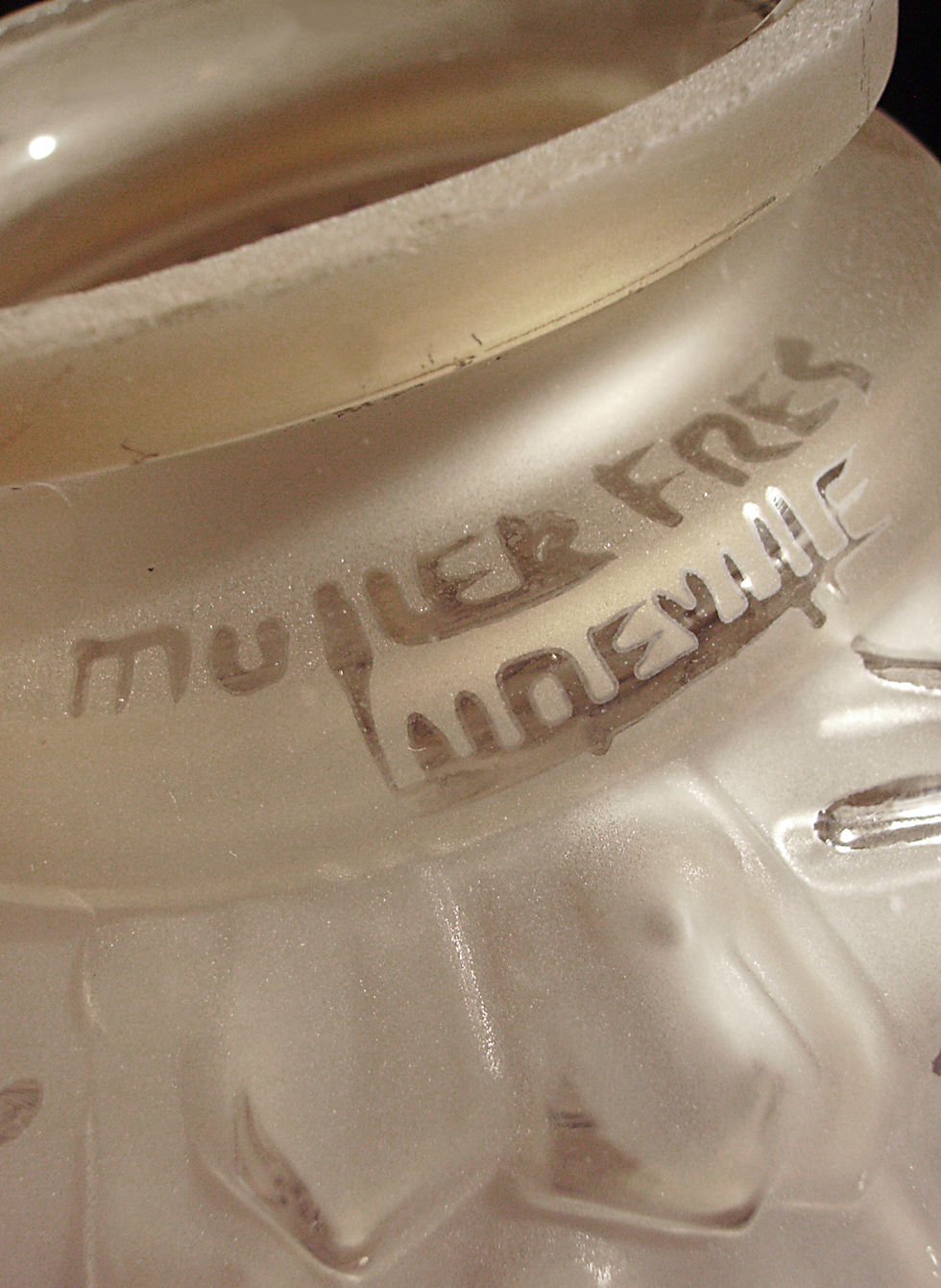 Miniature : Lustre en bronze par Hubert Petitot équipé de trois globes aux paons en verre moulé-pressé teinté dans la masse signés Muller Frères Lunéville 1930