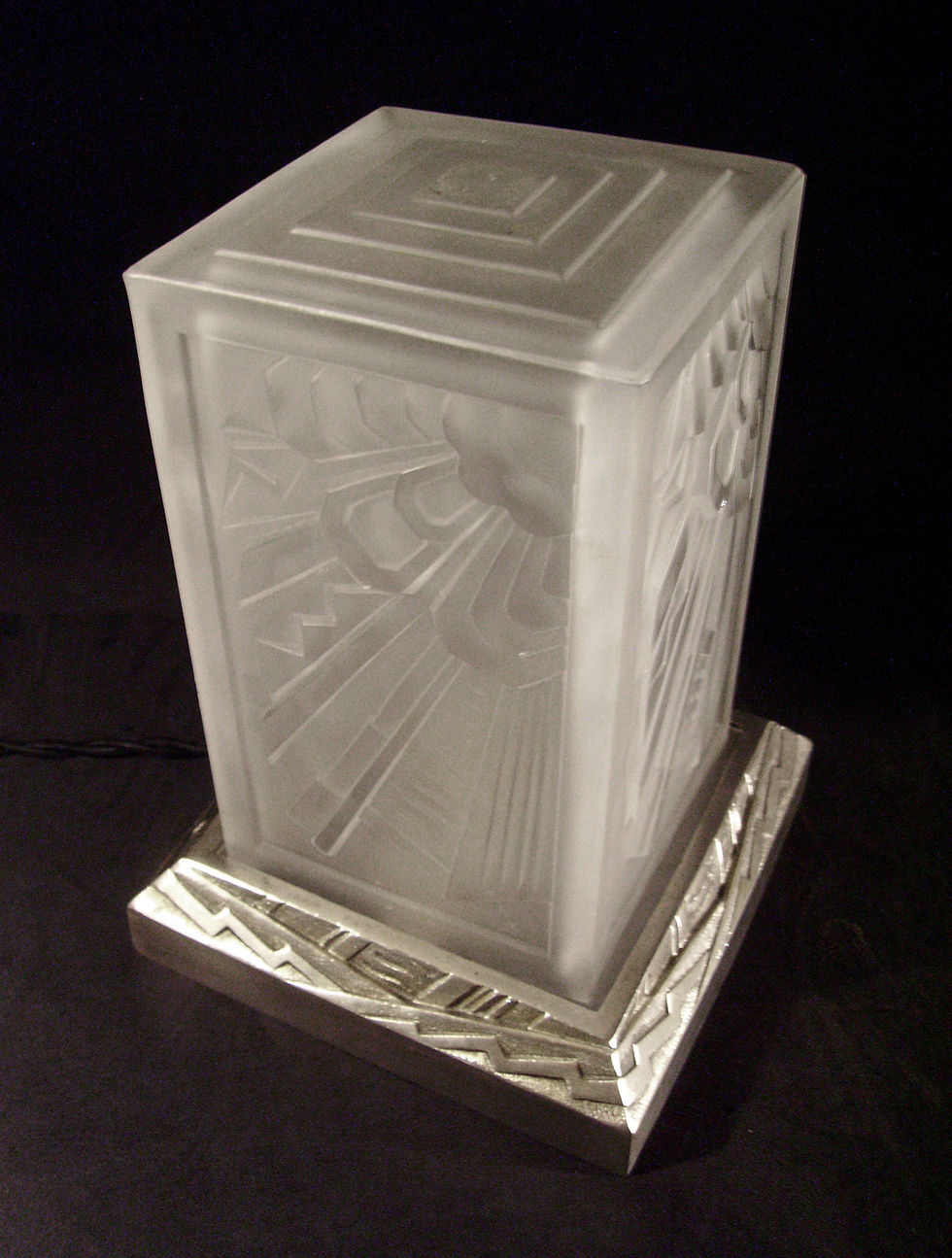 Miniature : Vue plongeante de la lampe Art Déco montrant le couvercle du cube Nacrocristal et le socle en métal argenté.