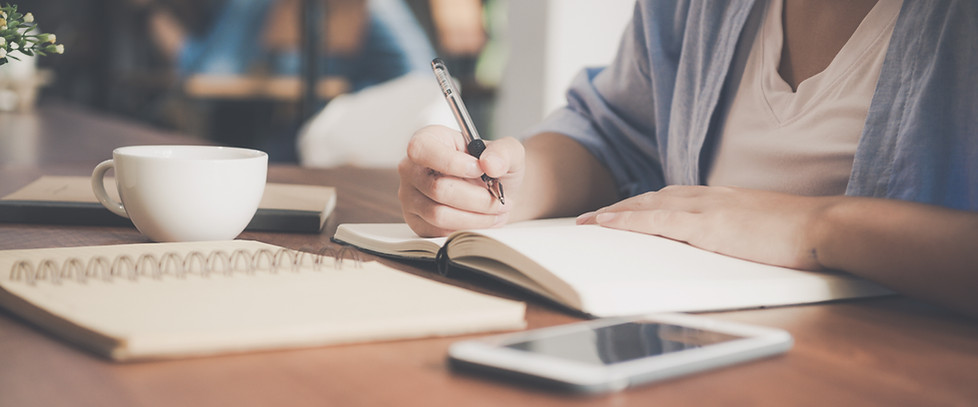 Student learning to write at home with online-based classes