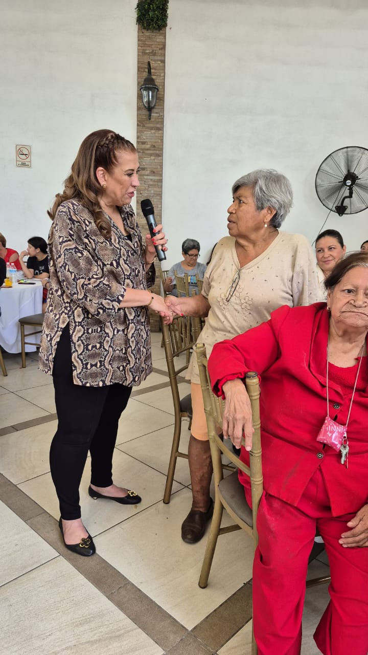 Senadora Judith Díaz hablando con una señora. 