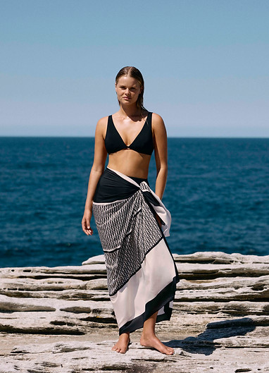 C25_LOOKBOOK_JETSET_SPRING GEO SARONG_LANDSCAPE.jpg