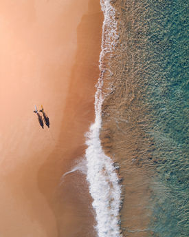 Deux surfeurs le long de l'océan à capbreton 