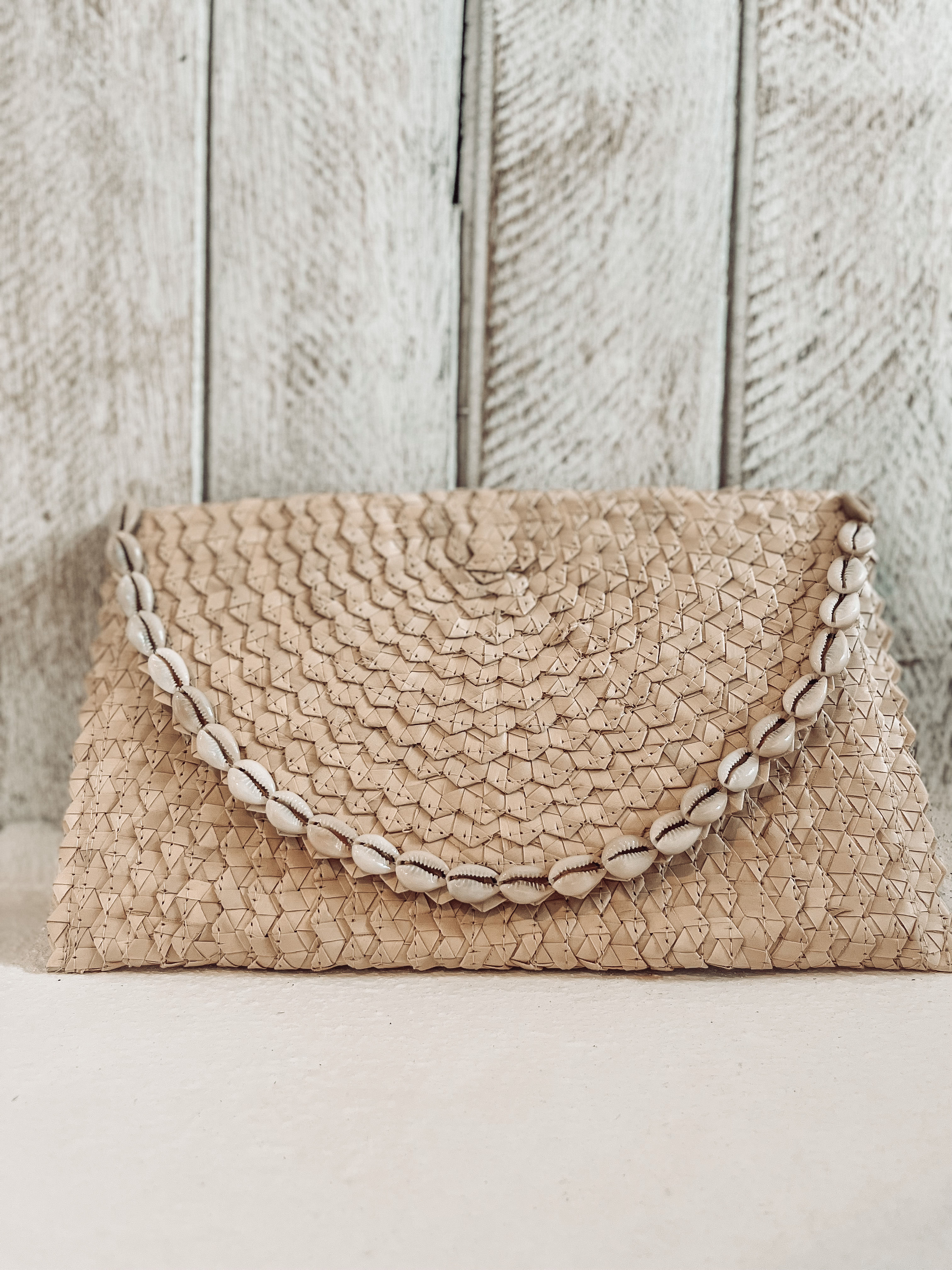 Palm shell clutch