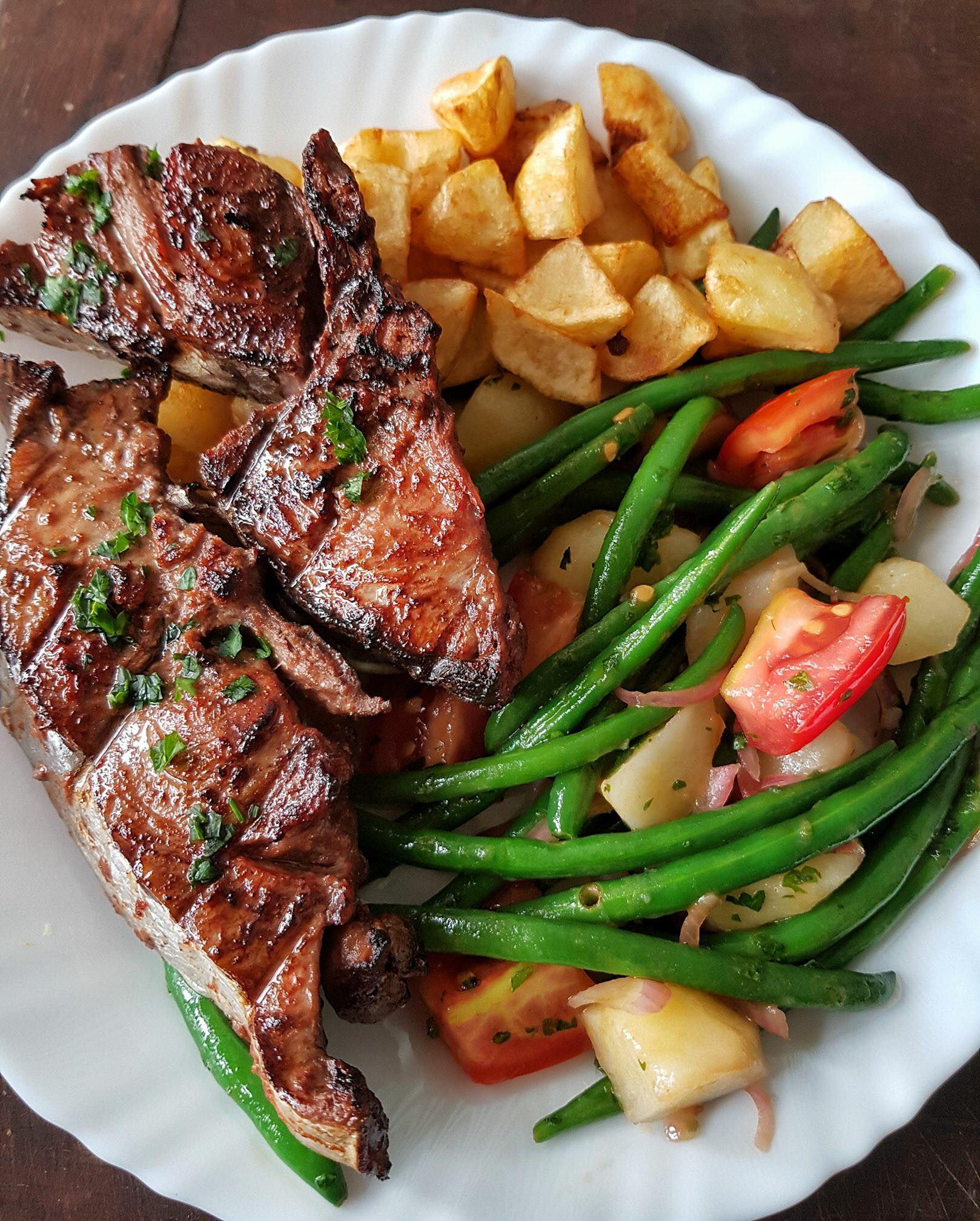 Assiette de légume sauté à la poile avec divers viandes