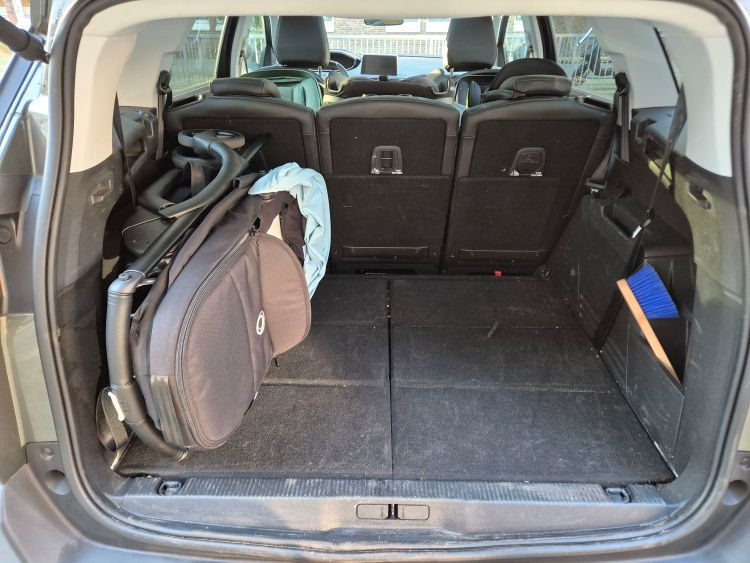 Bugaboo dragonfly kinderwagen met wieg ingeklapt in achterbak auto