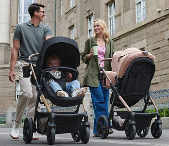 Ouders lopen allebei buiten met kinderkraft moov 2 air kinderwagens.jpg