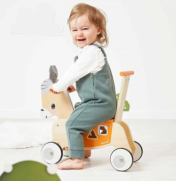 Peuter op Janod ezel houten loopauto.jpg