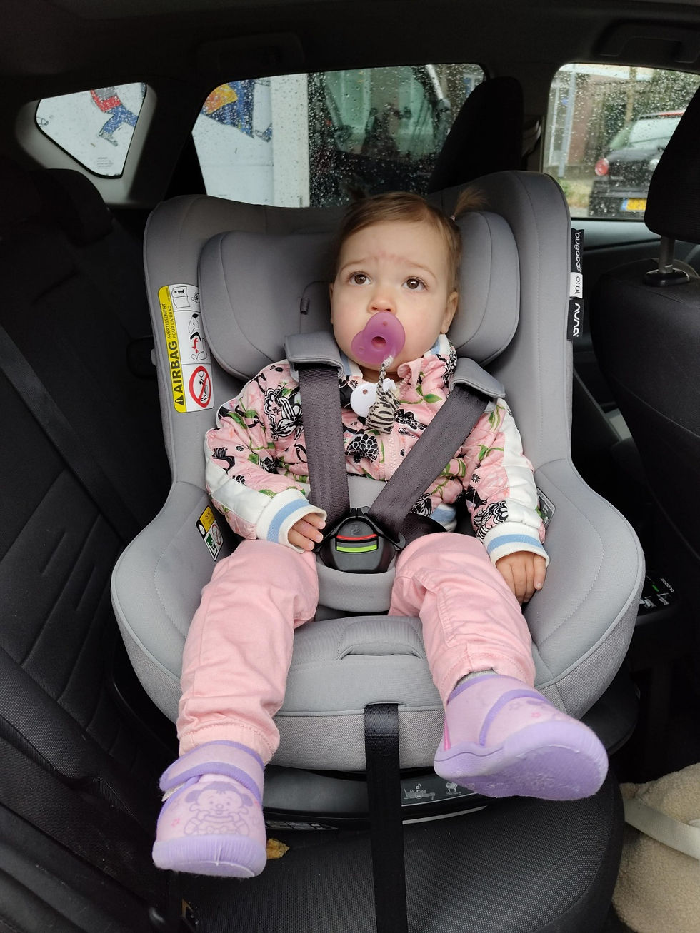 Kindje zit in bugaboo owl autostoel 90 graden gedraaid