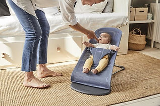 Baby in BABYBJÖRN Wipstoel Bliss - grijs.jpg