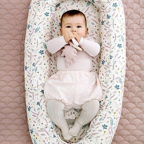 Baby ligt in CamCam babynest pressed leaves.jpg