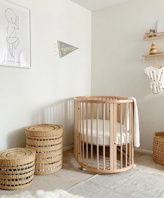 Stokke mini natural im Babyzimmer.webp