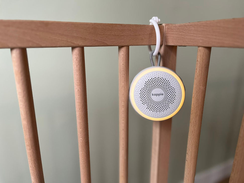 kappie ease white noise machine hangt aan ledikant
