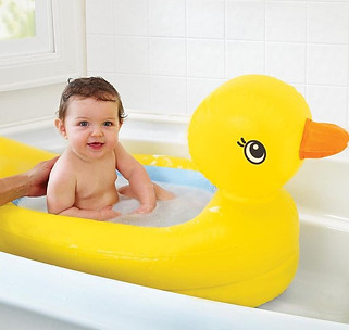Baby in opblaasbaar babybadje eend