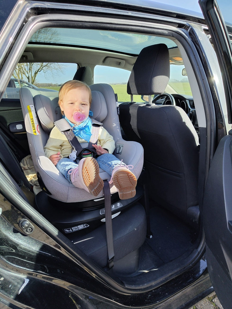 Kind zit in bugaboo owl autostoel gedraaid isofix base