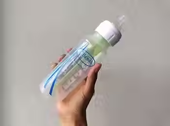 Dr. Brown Babyflasche 250 ml Produktfoto mit Hand