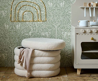 Petite amelie opbergpoef van teddystof staat naast speelkeukentje.jpg