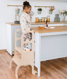 Kindje staat op ette tete step up leertoren in keuken.jpg