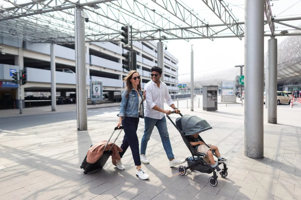 Jonge ouders op station met kind in Joolz Aer buggy lichtblauw