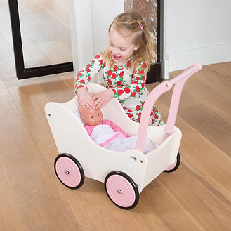 Meisje met New Classic Toys Houten Poppenwagen-min.jpg