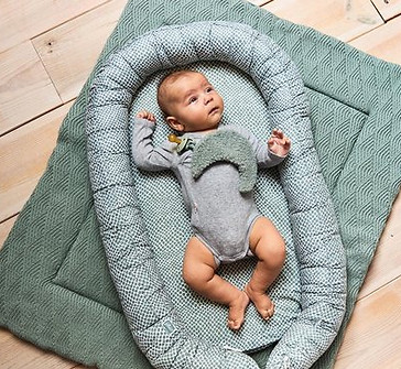 Baby in babynestje van Jollein groen.jpg