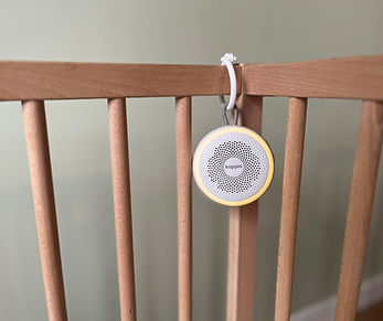 Kappie ease white noise apparaat - hangend in ledikant.jpg