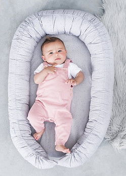 Baby ligt in Jollein Babynestje Mini Dot Mist Grey.jpg