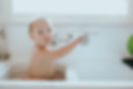 Baby in wastafel aanrecht - foto van Nathan Dumlau