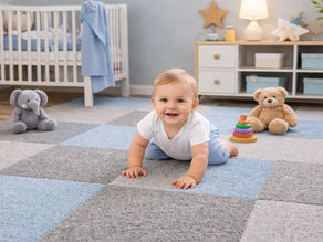 Glückliches Baby spielt im Kinderzimmer auf Teppichfliesen