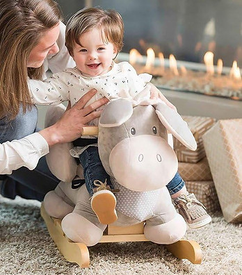 Moeder bij blij kindje op Nattou ezel hobbelpaard.jpg