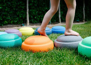 Kindje speelt in tuin met Stapelstein stapelstenen buitenspeelgoed.jpg