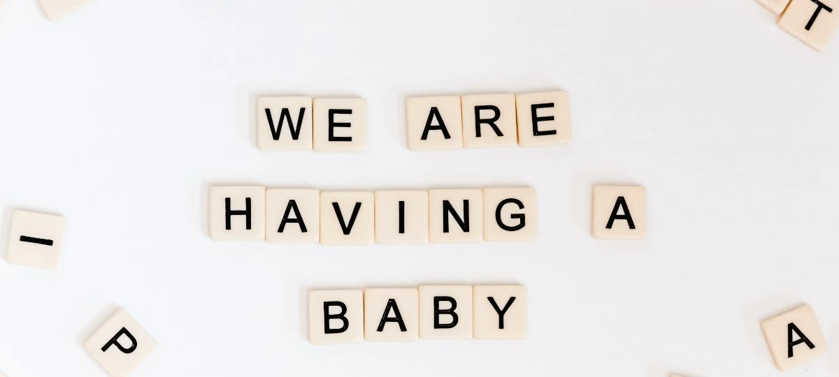 Wir bekommen ein Baby in Rummikub-Briefen.webp