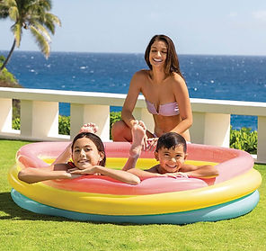 Moeder bij kinderen in Intex sunset glow opblaas zwembad.jpg