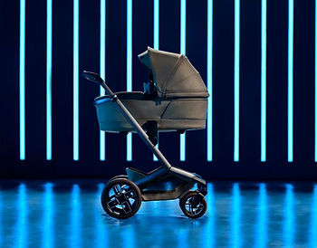 Maxi cosi fame kinderwagen voor futurische led achtergrond.jpg