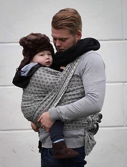 Vader met kind in Yaro Basket geweven draagdoek zwart.jpg