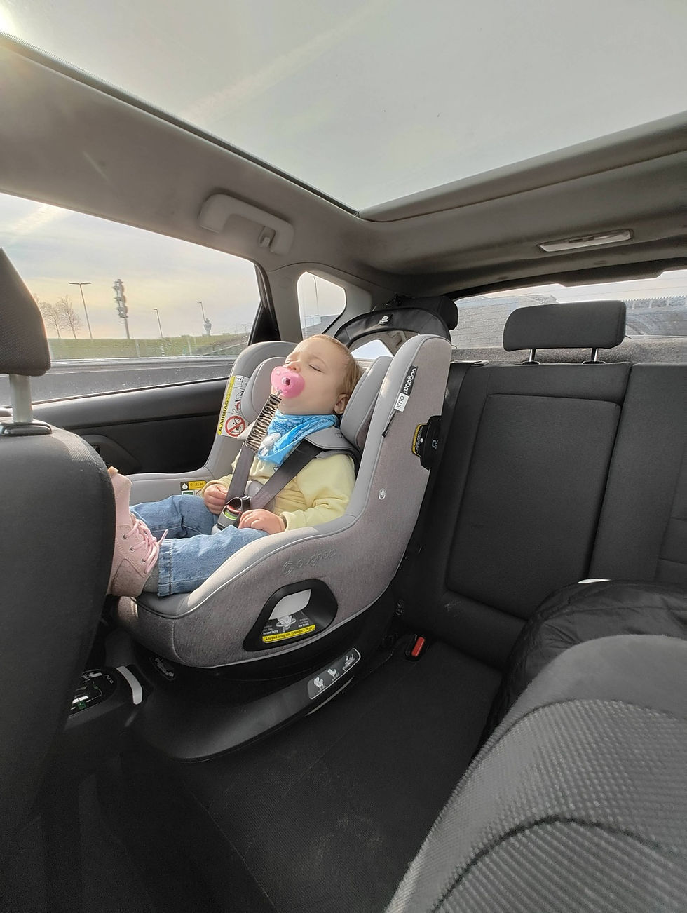 Kind slaapt in rijdende auto in bugaboo owl autostoel
