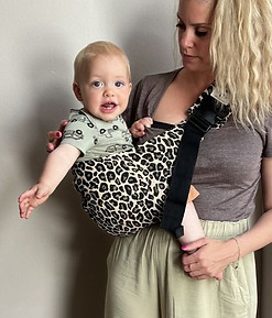 Moeder met kind in sweet mingo peuterdrager.jpg