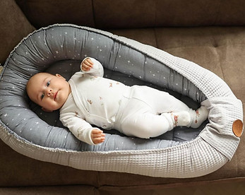 Baby ligt in Totsy baby babynestje handgemaakt.jpg