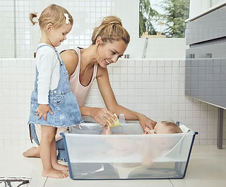 Moeder en kind met baby in Stokke Flexi Bath babybad.JPG