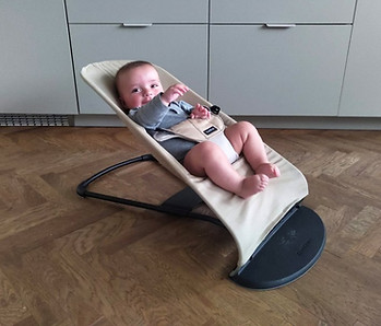 Jake in babybjorn bliss wipstoel in keuken met houten visgraat vloer.jpg