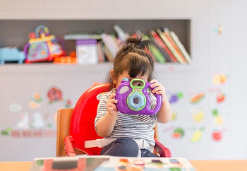 Baby aan tafel in kinderstoel.jpg