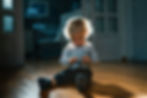 Kindje speelt thuis op schone vloer zonder stof