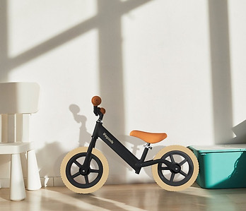 Lifegoods loopfiets in kinderkamer.jpg