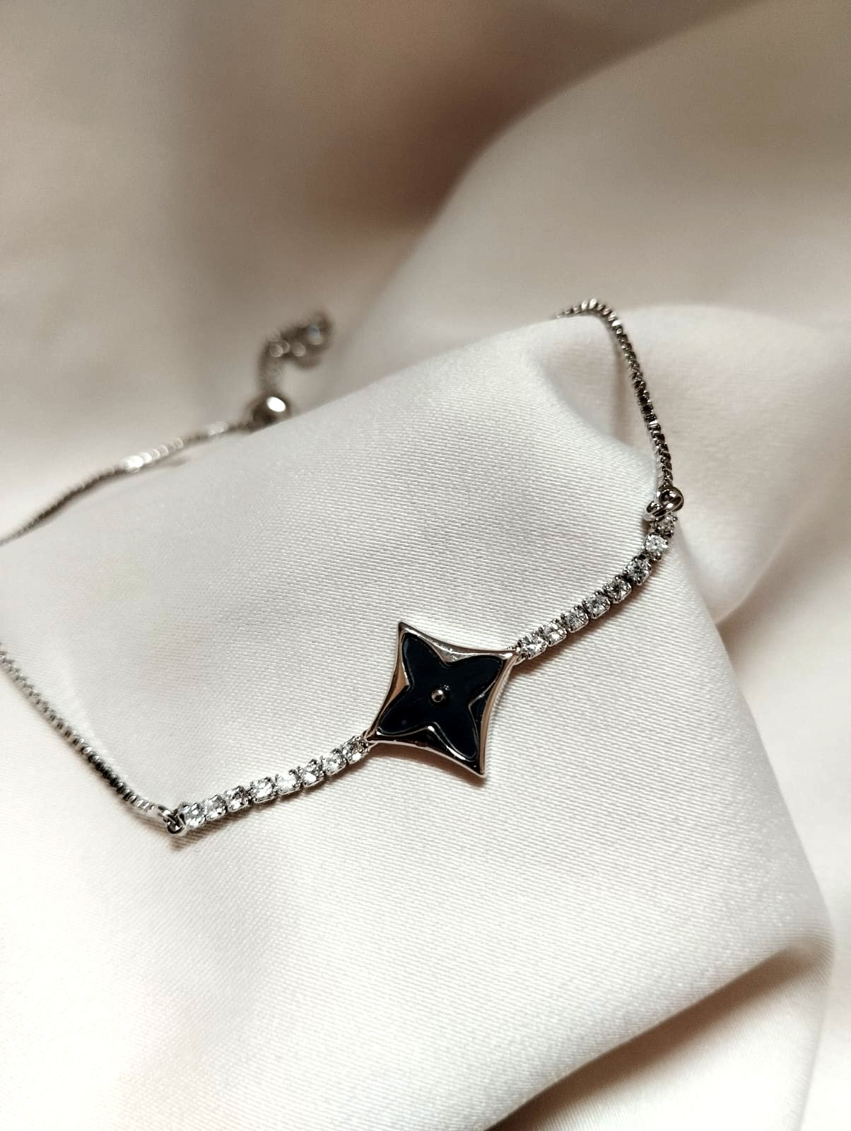 Pulseira black flower prata