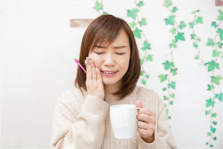 歯が痛い女性