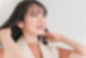 髪をはらう女性